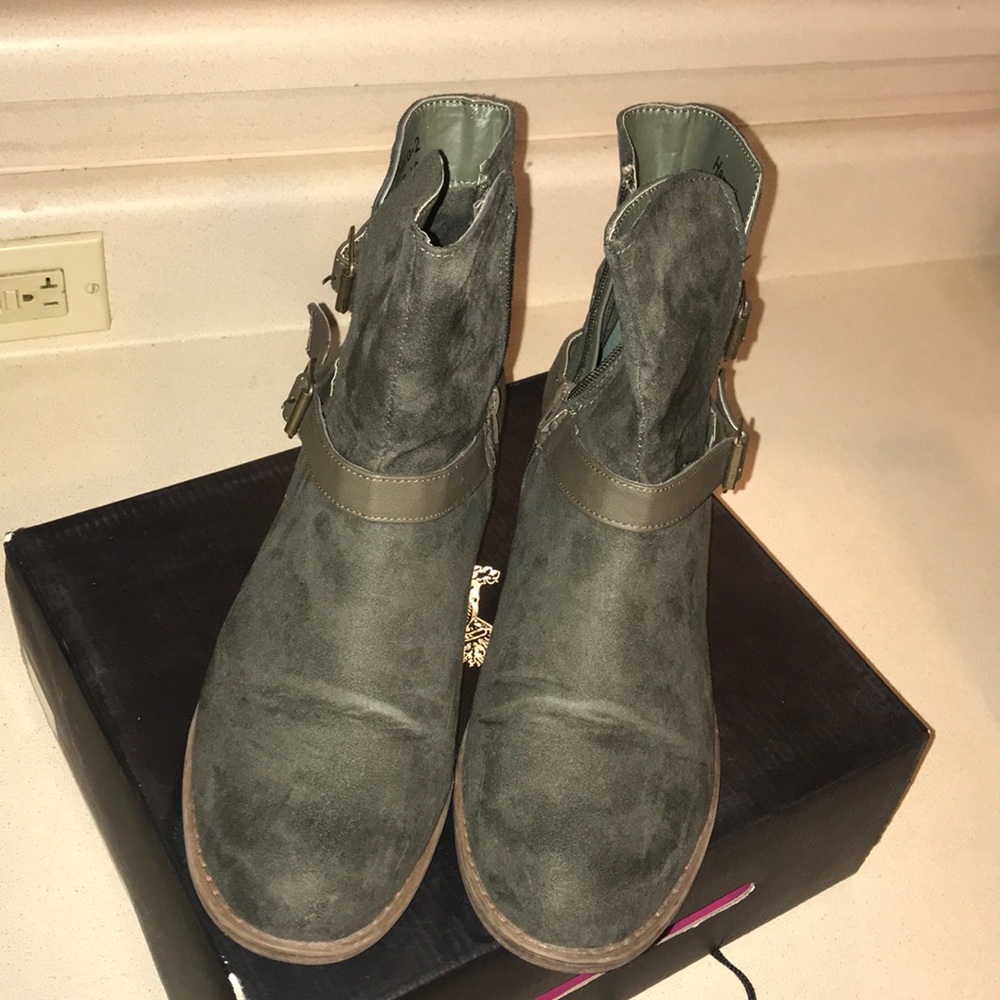 Boots - Picture 2 of 6